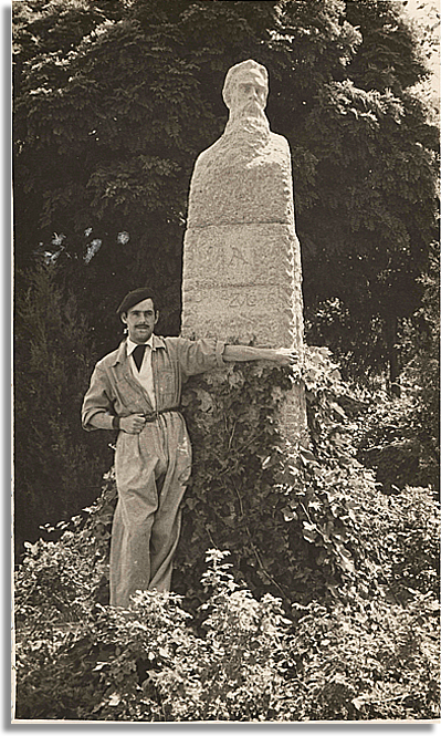 Fotografía de Daniel Zuloaga Olalla junto a la escultura de Daniel Zuloaga Boneta realizada por Emiliano Barral en 1924.